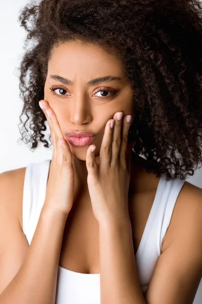 Портрет красивої афроамериканської дівчини, що робить сумну похмурість, ізольовано на сірому — стокове фото