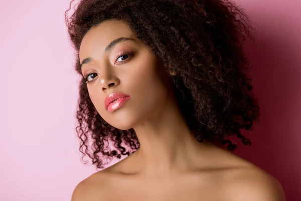 Retrato de chica afroamericana bonita en rosa - foto de stock