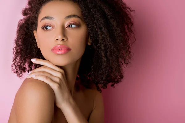 Retrato de atraente encaracolado nua menina americana africana em rosa — Fotografia de Stock