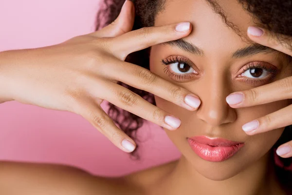 Портрет красивої усміхненої афроамериканської дівчини, що жестикулює руками, ізольовано на рожевому — стокове фото