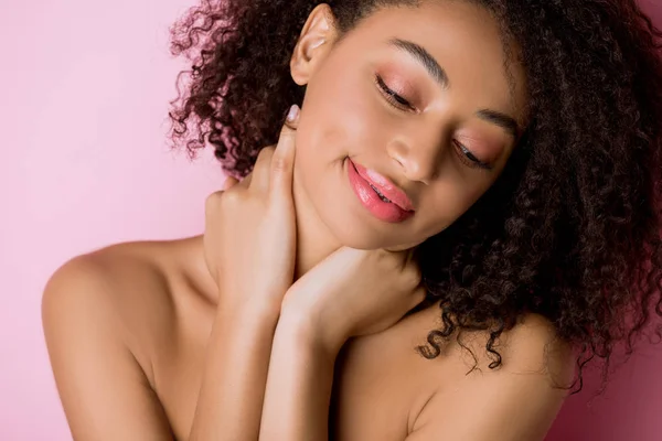 Portrait de belle fille africaine américaine nue positive, isolée sur rose — Photo de stock
