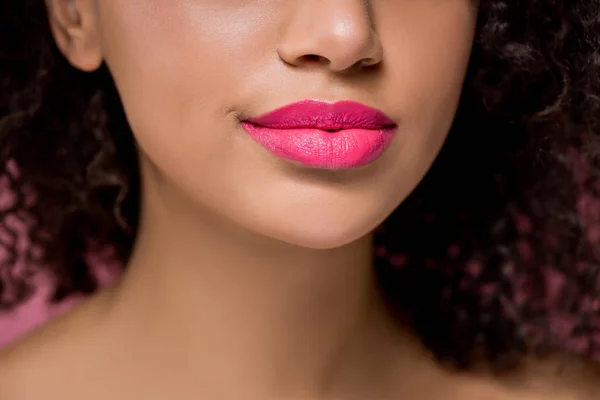 Abgeschnittene Ansicht eines afrikanisch-amerikanischen Mädchens mit rosa Lippen, isoliert auf rosa — Stockfoto