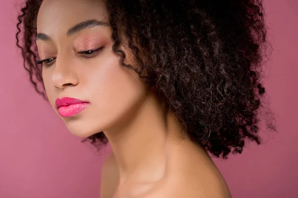 Retrato de bela menina afro-americana pensativa, isolado em rosa — Fotografia de Stock