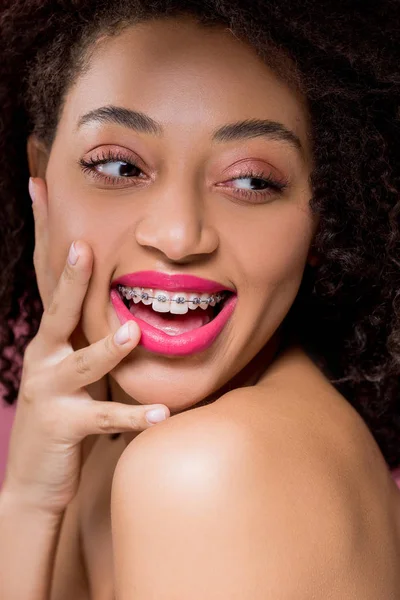 Atraente animado afro-americano menina com aparelho dentário — Fotografia de Stock
