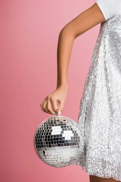 Vista cortada da menina americana africana em paillettes vestido segurando bola de discoteca, isolado em rosa — Fotografia de Stock