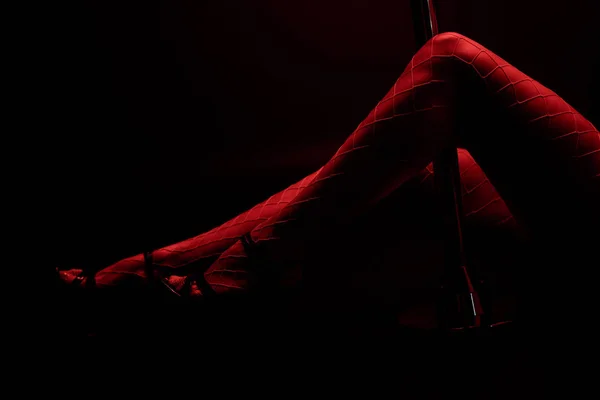 Abgeschnittene Ansicht der roten Beleuchtung auf sexy Stripper isoliert auf schwarz mit roter Beleuchtung — Stockfoto