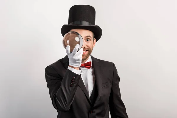 Professioneller Zauberer mit Zauberball, isoliert auf grau — Stockfoto