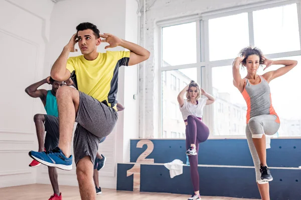 Focus selettivo di ballerini zumba multiculturali che si esibiscono in studio di danza — Foto stock