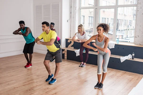 Bailarines de zumba multiculturales entrenándose juntos en estudio de danza - foto de stock