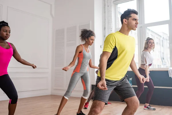 Junge multiethnische Tänzer im Tanzstudio üben gemeinsam Zumba — Stockfoto