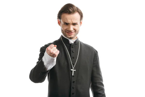 Sacerdote cattolico aggressivo mostrando pugno mentre guarda la fotocamera isolata su bianco — Foto stock