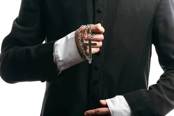 Vista recortada del sacerdote católico sosteniendo collar con cruz de plata aislada en blanco - foto de stock