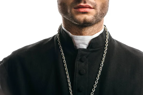 Vue recadrée du prêtre catholique en soutane noire isolée sur blanc — Photo de stock