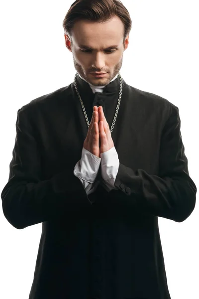 Sacerdote católico serio rezando con la cabeza inclinada aislada en blanco - foto de stock