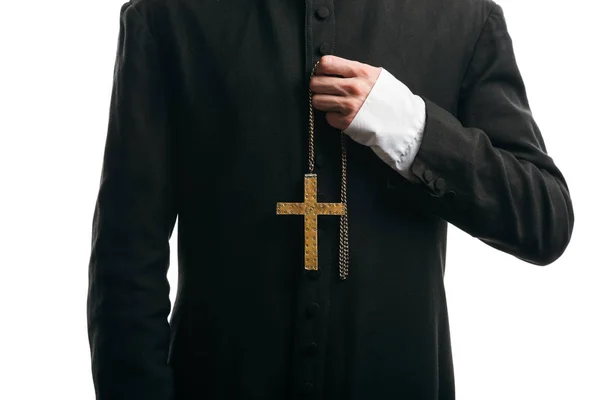 Vista recortada del sacerdote católico sosteniendo cruz dorada aislada en blanco - foto de stock