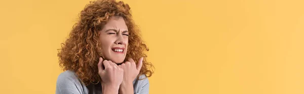 Colpo panoramico di attraente triste giovane donna piangendo isolato su giallo — Foto stock