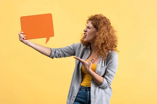 Wütende Frau mit leerer orangefarbener Sprechblase, isoliert auf gelb — Stockfoto