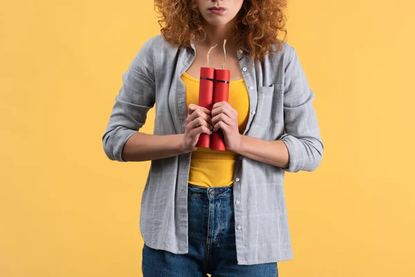 Vista recortada de la mujer enojada sosteniendo dinamita, aislado en amarillo - foto de stock