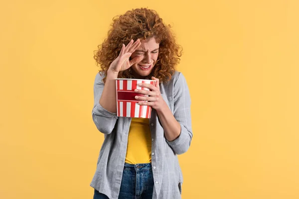Effrayé fille regarder film avec seau de pop-corn, isolé sur jaune — Photo de stock
