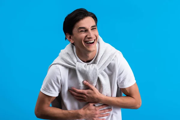 Ritratto di giovane ridente, isolato sul blu — Foto stock