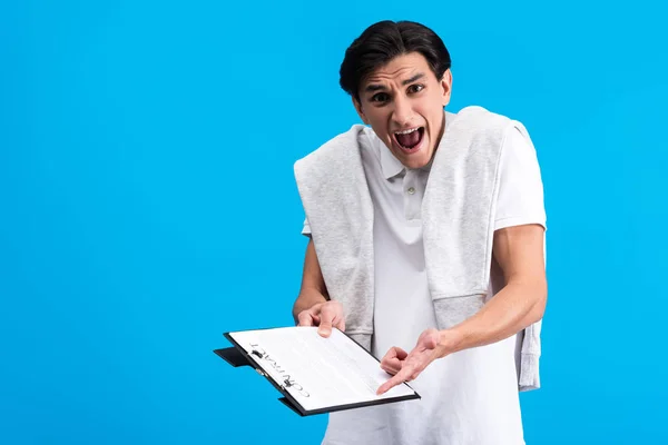 Enojado gritando hombre sujetando portapapeles con contrato, aislado en azul - foto de stock