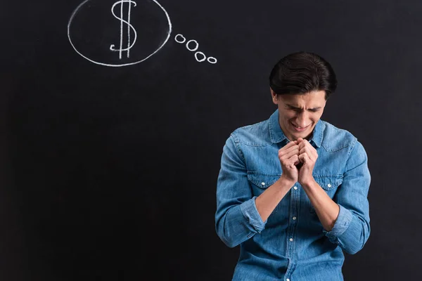 Homem preocupado com dólar em sinal de bolha pensamento no quadro negro — Fotografia de Stock