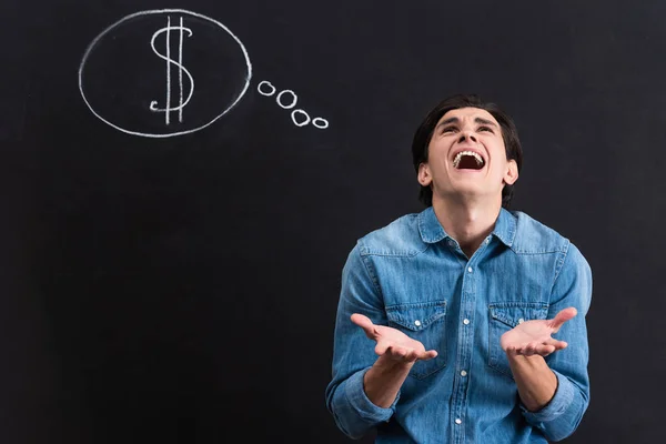 Homme stressé criant avec dollar dans la pensée bulle signe sur tableau noir — Photo de stock