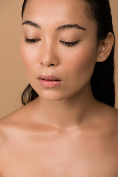 Hermosa desnudo asiático chica aislado en beige - foto de stock