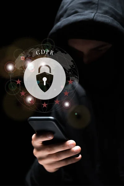 Mise au point sélective du pirate en utilisant un smartphone près du cadenas avec lettrage gdpr sur noir — Photo de stock