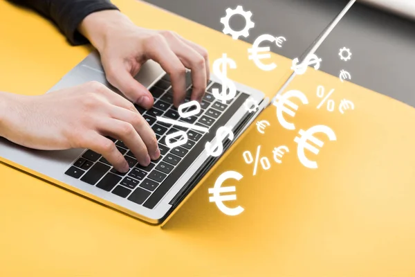 Обрезанный вид хакера с помощью ноутбука рядом с денежными знаками — стоковое фото