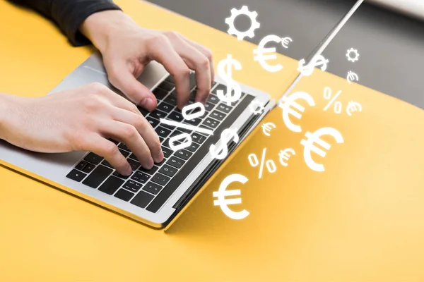 Vista recortada de hacker utilizando el ordenador portátil cerca de signos de dinero — Stock Photo