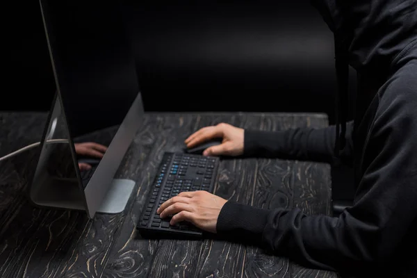 Vista cortada de hacker digitação no teclado do computador em preto — Fotografia de Stock