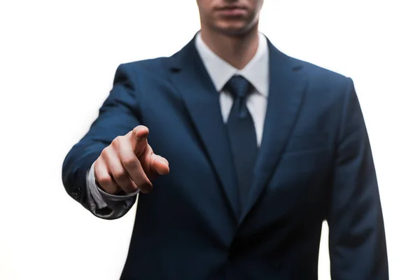 Vista recortada del hombre de negocios en traje señalando con el dedo aislado en blanco - foto de stock