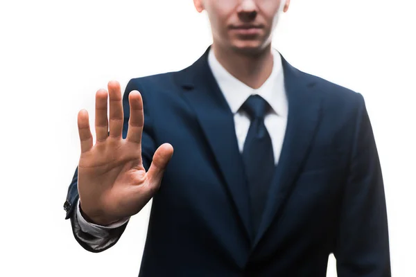 Enfoque selectivo de hombre de negocios en traje mostrando gesto de stop aislado en blanco - foto de stock