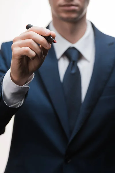 Foco seletivo do empresário no desgaste formal segurando caneta marcador isolado no branco — Fotografia de Stock