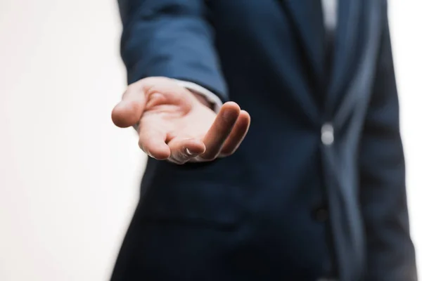 Vista recortada de hombre de negocios con la mano extendida aislada en blanco - foto de stock