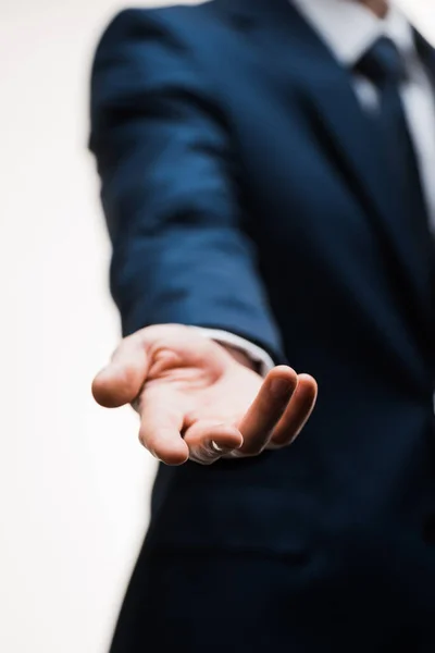 Abgeschnittene Ansicht von Geschäftsmann im Anzug mit ausgestreckter Hand isoliert auf weiß — Stockfoto