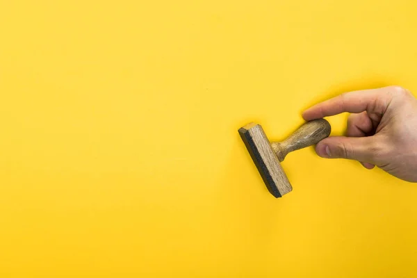 Vista ritagliata dell'uomo con timbro isolato sul giallo, concetto di qualità — Foto stock