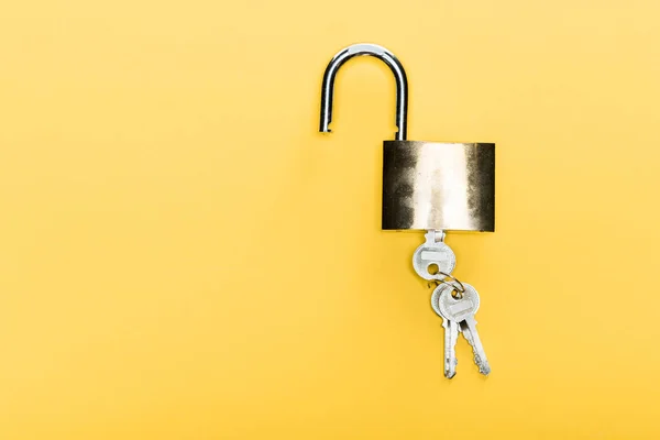 Draufsicht auf Schließfach mit Schlüsseln isoliert auf gelb — Stockfoto