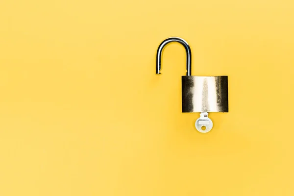 Верхний вид металлического шкафчика и ключ изолирован на желтый — стоковое фото