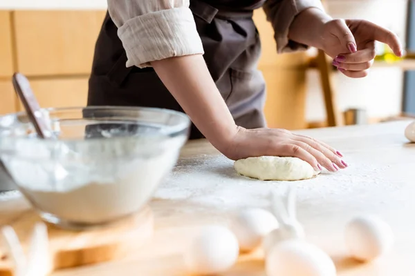 Messa a fuoco selettiva della donna in grembiule impastare pasta — Foto stock