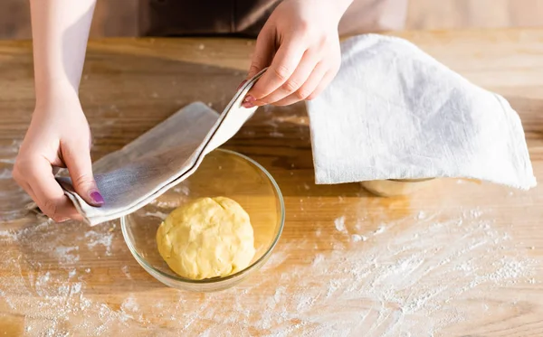 Draufsicht der Frau, die Teig in Schüssel mit Handtuch abdeckt — Stockfoto