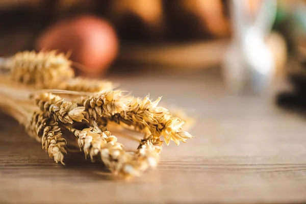 Foco seletivo de trigo na mesa de madeira — Fotografia de Stock