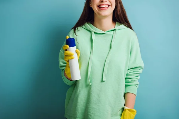 Vista cortada de sorridente dona de casa segurando ambientador no fundo azul — Fotografia de Stock