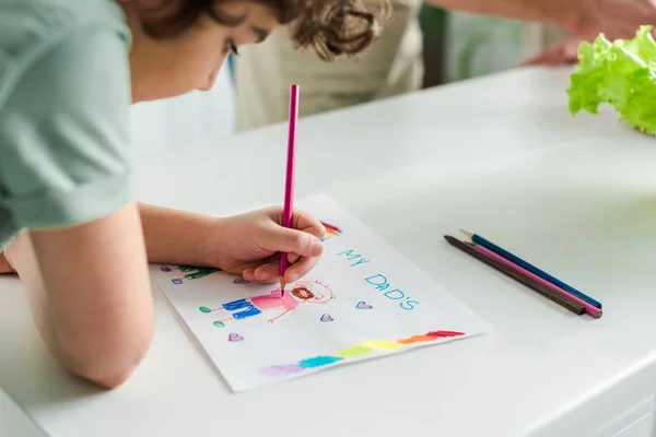 Enfoque selectivo de la raza mixta niño dibujo de la imagen con mis papás letras - foto de stock