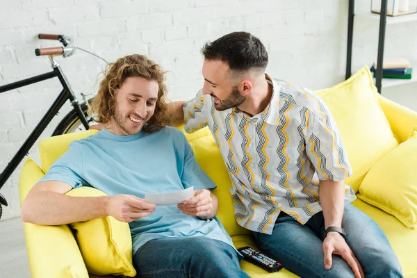 Hommes homosexuels joyeux regardant échographie — Photo de stock
