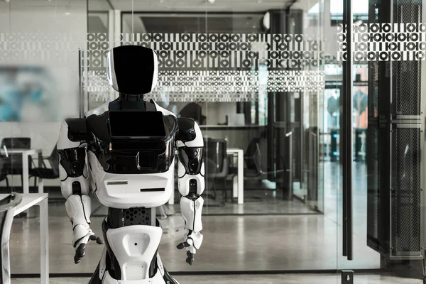 Robot humanoïde debout dans la salle de conférence du bureau moderne — Photo de stock