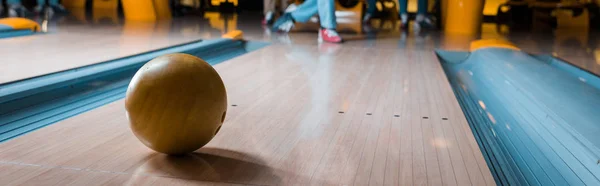 Tiro panoramico di palla da bowling su pista da skittle nel bowling club — Foto stock