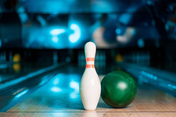 Selective focus of bowling ball and skittle on skittle alley in bowling club — Stock Photo