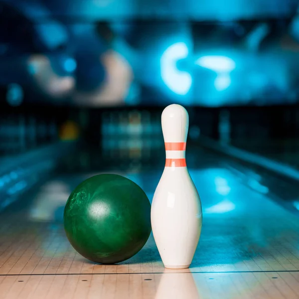 Selective focus of bowling ball and skittle on skittle alley in bowling club — Stock Photo